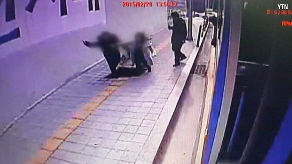 韓國首爾人行道路面突然坍塌 一對(duì)男女瞬間墜坑消失（組圖）