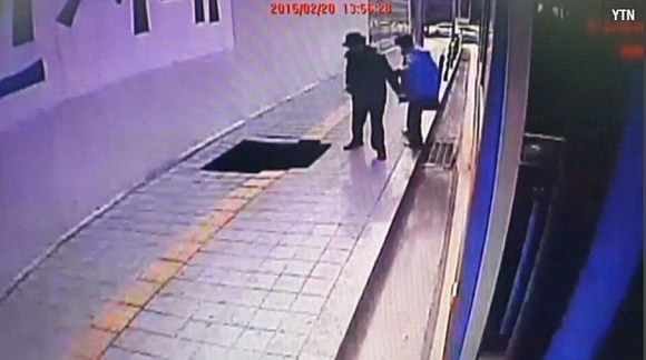 韓國首爾人行道路面突然坍塌 一對男女瞬間墜坑消失（組圖）