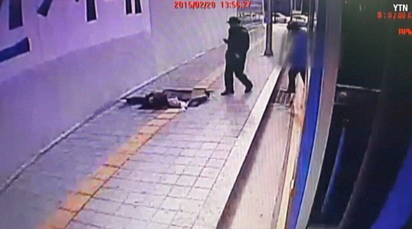 韓國首爾人行道路面突然坍塌 一對男女瞬間墜坑消失（組圖）