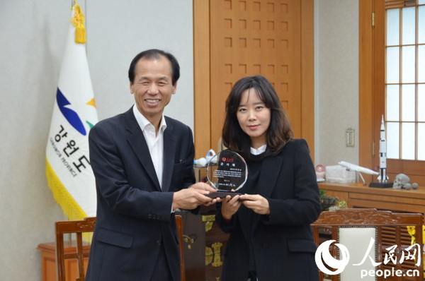 人民網(wǎng)韓國公司負責人周玉波向韓國江原道知事授予感謝牌