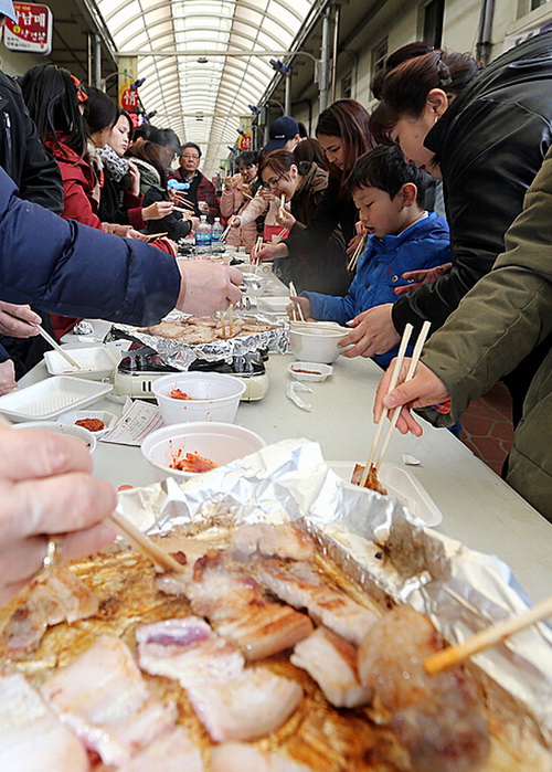 韓國舉辦五花肉百人宴 數(shù)百市民免費吃烤肉(組圖)