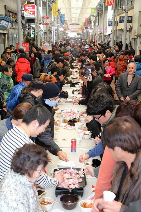 韓國(guó)舉辦五花肉百人宴 數(shù)百市民免費(fèi)吃烤肉(組圖)