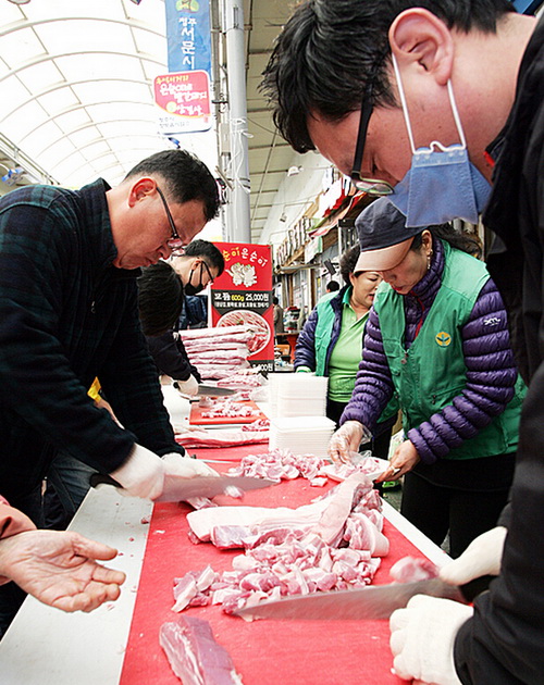 韓國(guó)舉辦五花肉百人宴 數(shù)百市民免費(fèi)吃烤肉(組圖)