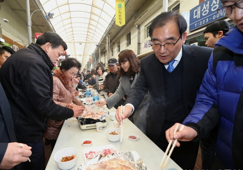 韓國舉辦五花肉百人宴 數(shù)百市民免費吃烤肉(組圖)