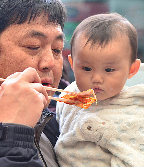 韓國舉辦五花肉百人宴 數(shù)百市民免費吃烤肉(組圖)