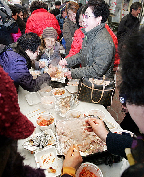 韓國舉辦五花肉百人宴 數(shù)百市民免費(fèi)吃烤肉(組圖)