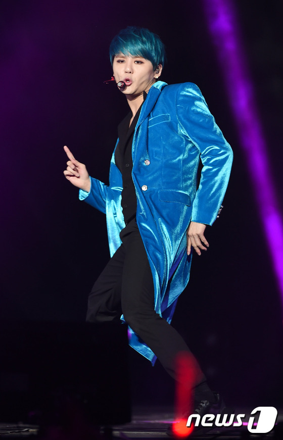 JYJ金俊秀頭頂藍發(fā)開演唱會 勁歌熱舞賣力演出（組圖）