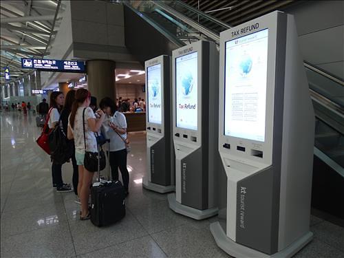 仁川機(jī)場(chǎng)內(nèi)的自動(dòng)退稅機(jī)，圖為外籍游客在辦理退稅。