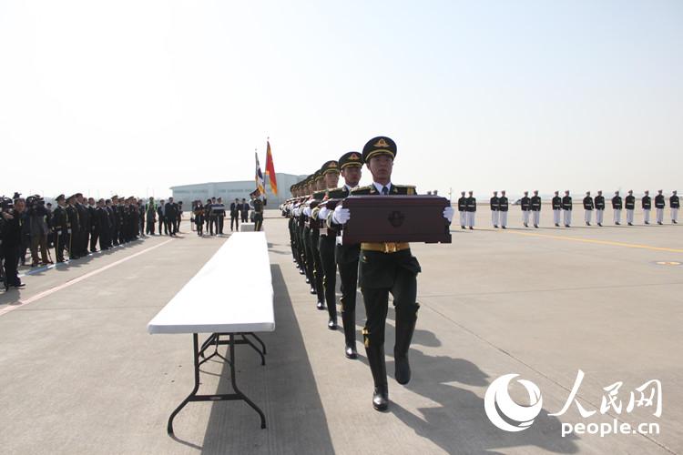 中國(guó)駐韓國(guó)大使為志愿軍烈士遺骸覆蓋國(guó)旗【高清組圖】