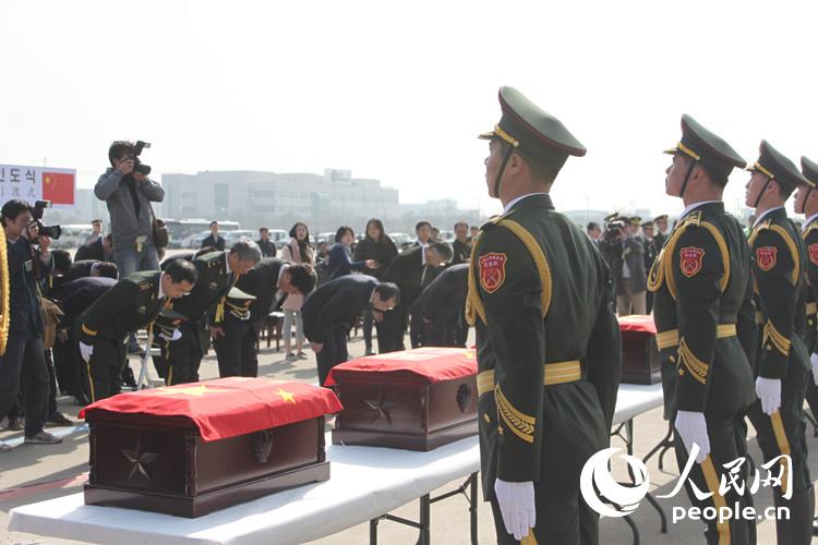 中國駐韓國大使為志愿軍烈士遺骸覆蓋國旗【高清組圖】