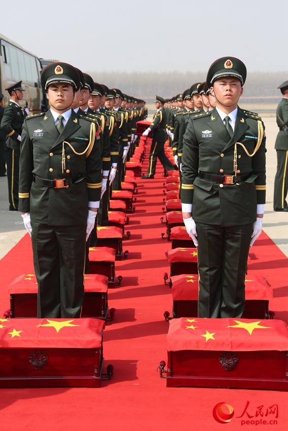 沈陽軍區(qū)某部禮兵將棺槨搬運至大客車。李祥輝攝