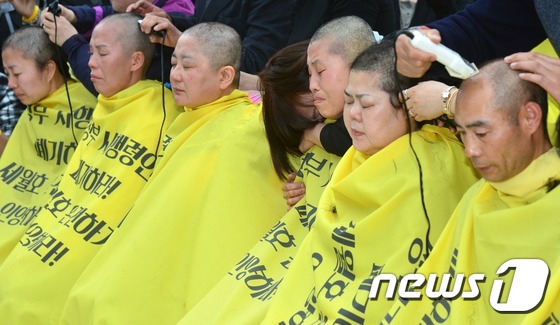 “世越號”遇難者家屬集體剃發(fā) 要求用真相祭奠逝者【高清組圖】