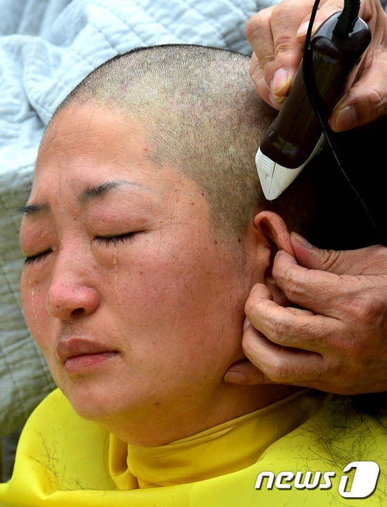 “世越號”遇難者家屬集體剃發(fā) 要求用真相祭奠逝者【高清組圖】