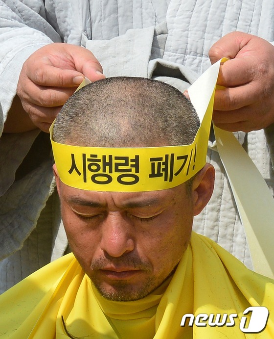 “世越號”遇難者家屬集體剃發(fā) 要求用真相祭奠逝者【高清組圖】