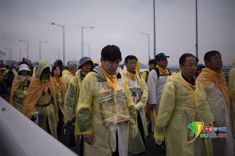 韓國(guó)客輪沉沒(méi)周年祭將至 遇難者家屬舉遺像示威(組圖)