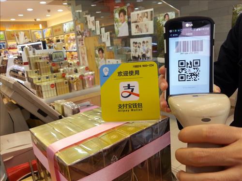 9日，支付寶錢包正式登陸韓國實(shí)體店。（圖片來源：韓聯(lián)社）