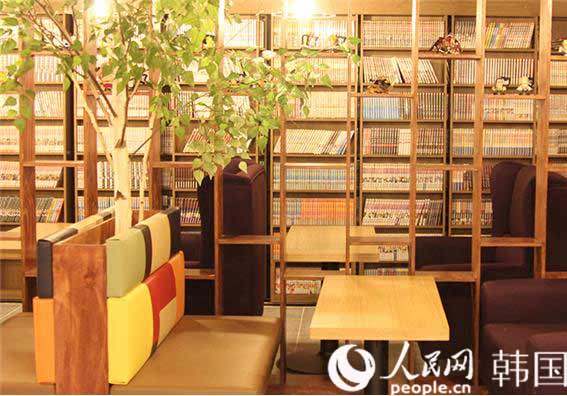 CAFE de’ COMICS漫畫咖啡廳室內(nèi)裝飾簡潔雅致。