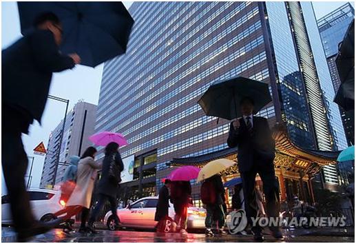 韓國(guó)：雨水降溫天氣澆滅踏青熱情【組圖】