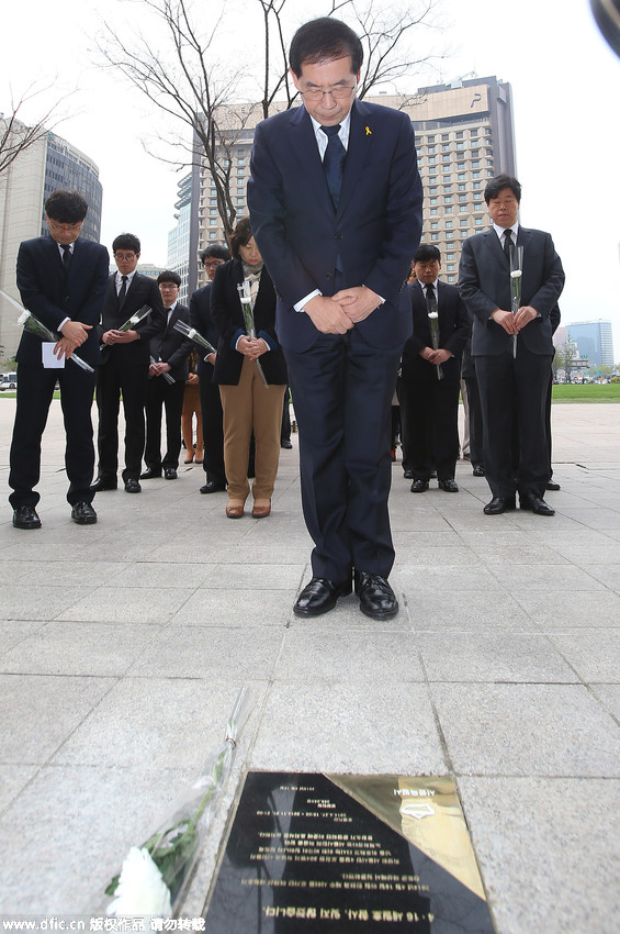 【高清】韓國(guó)首爾市長(zhǎng)悼念“世越號(hào)”沉船事故遇難者