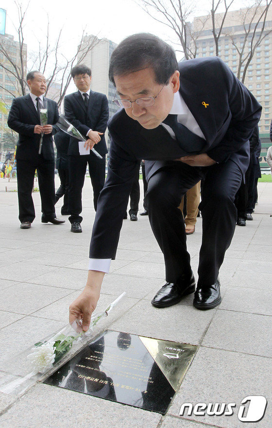 韓國各界舉行活動紀(jì)念“世越號”沉船一周年(組圖)
