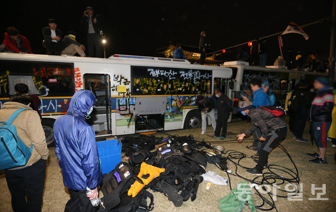 【“世越號”周年祭】集會參與者與警方爆沖突 百人被帶走