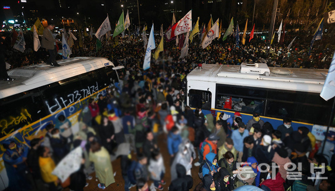 【“世越號”周年祭】集會參與者與警方爆沖突 百人被帶走