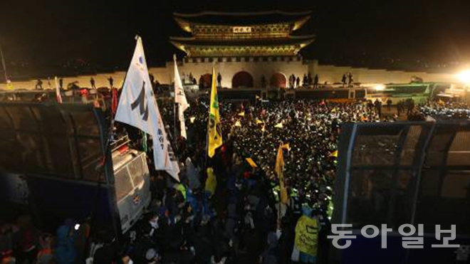 18日，“世越號(hào)”紀(jì)念集會(huì)的參與者與警方發(fā)生沖突。（圖片來源：東亞日?qǐng)?bào)）