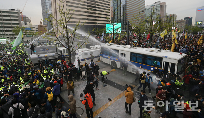 【“世越號”周年祭】集會參與者與警方爆沖突 百人被帶走