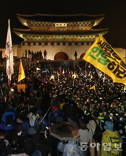 【“世越號(hào)”周年祭】集會(huì)參與者與警方爆沖突 百人被帶走
