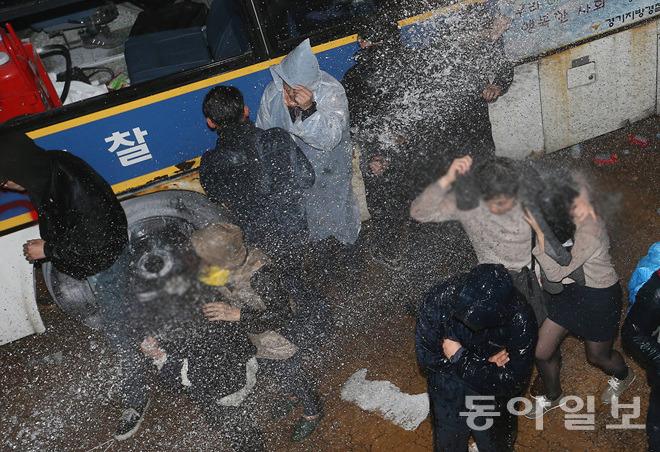 【“世越號”周年祭】集會(huì)參與者與警方爆沖突 百人被帶走