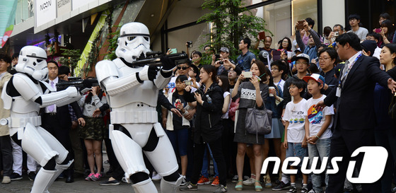 【星球大戰(zhàn)日】達斯·維達現(xiàn)身首爾明洞街頭