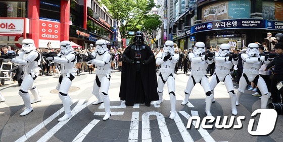 【星球大戰(zhàn)日】達(dá)斯·維達(dá)現(xiàn)身首爾明洞街頭