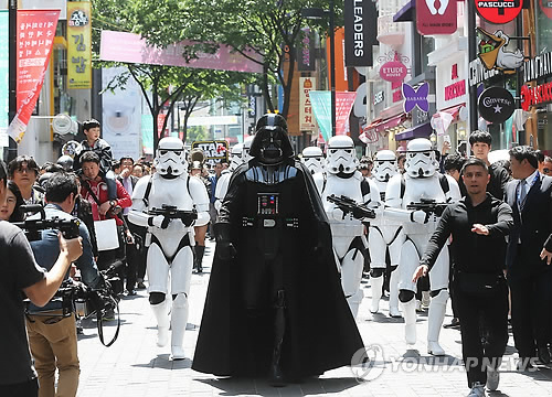 【星球大戰(zhàn)日】達(dá)斯·維達(dá)現(xiàn)身首爾明洞街頭