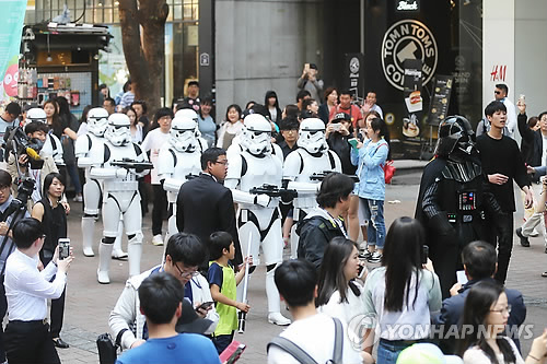 【星球大戰(zhàn)日】達斯·維達現(xiàn)身首爾明洞街頭