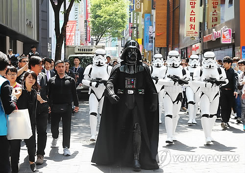 【星球大戰(zhàn)日】達(dá)斯·維達(dá)現(xiàn)身首爾明洞街頭