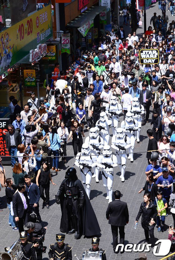 【星球大戰(zhàn)日】達(dá)斯·維達(dá)現(xiàn)身首爾明洞街頭