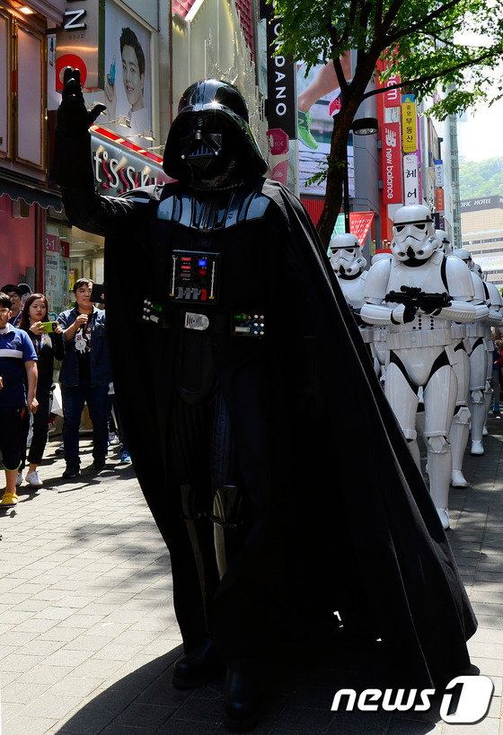 【星球大戰(zhàn)日】達(dá)斯·維達(dá)現(xiàn)身首爾明洞街頭