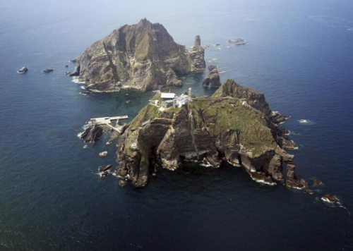 資料圖片：韓國軍方在韓日爭議島嶼附近舉行演習(xí)，防范外部勢力“入侵”。