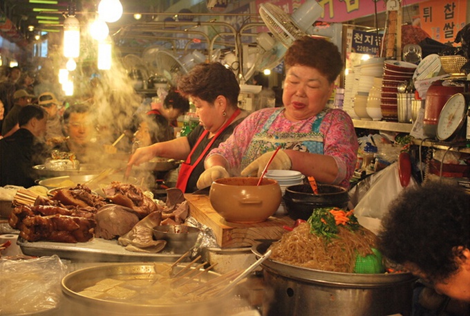 廣藏市場的夜市，食客絡(luò)繹不絕。
