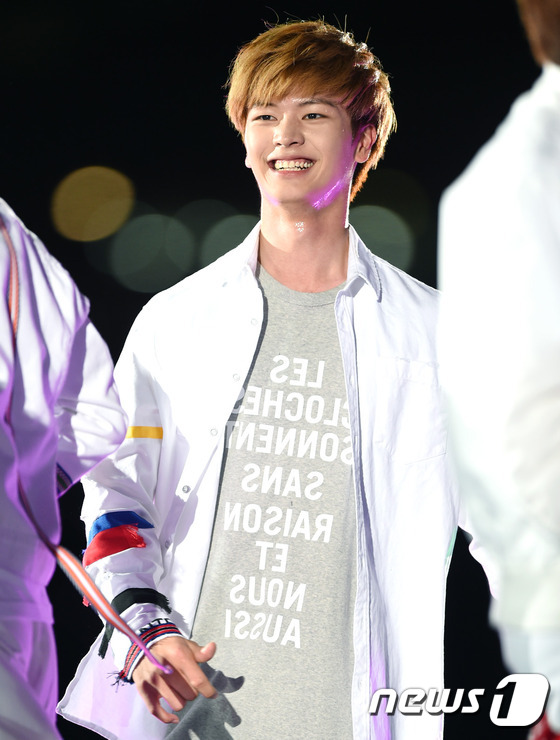 “2015夢想演唱會(huì)”群星云集 exo全員現(xiàn)身引尖叫SHINee全新造型【組圖】