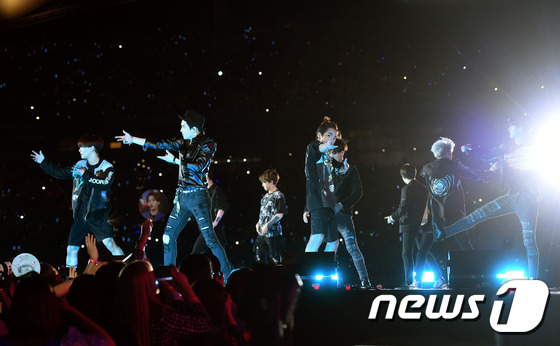 “2015夢(mèng)想演唱會(huì)”群星云集 exo全員現(xiàn)身引尖叫SHINee全新造型【組圖】