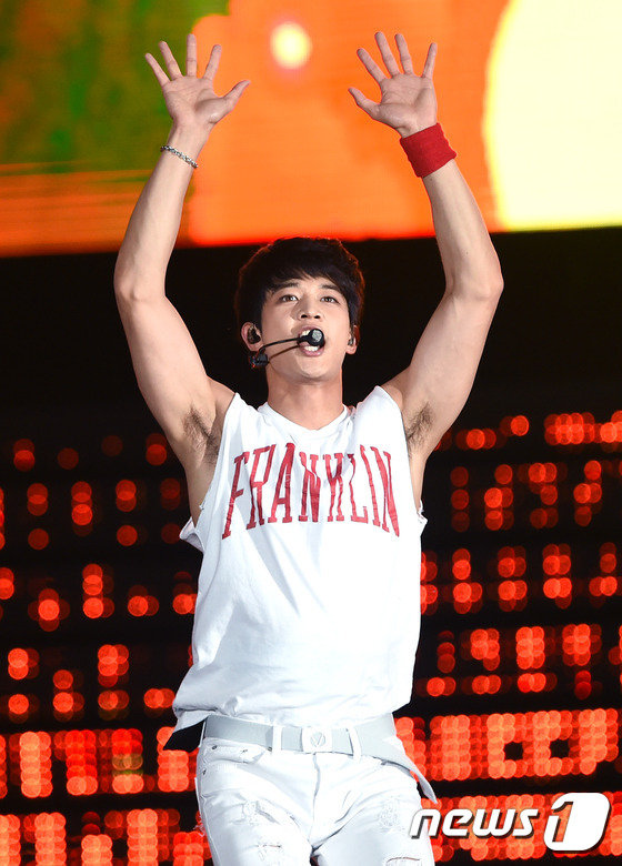 “2015夢(mèng)想演唱會(huì)”群星云集 exo全員現(xiàn)身引尖叫SHINee全新造型【組圖】