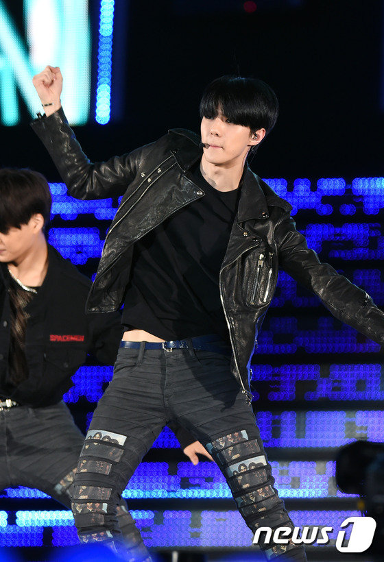 “2015夢想演唱會”群星云集 exo全員現(xiàn)身引尖叫SHINee全新造型【組圖】