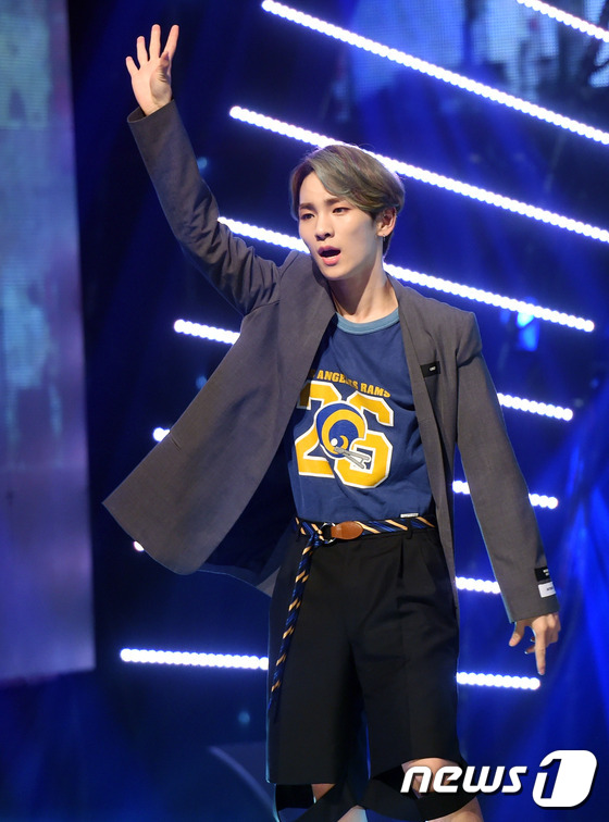 shinee獲《冠軍秀》第一位 泰民手拿獎(jiǎng)杯喜笑顏開【組圖】