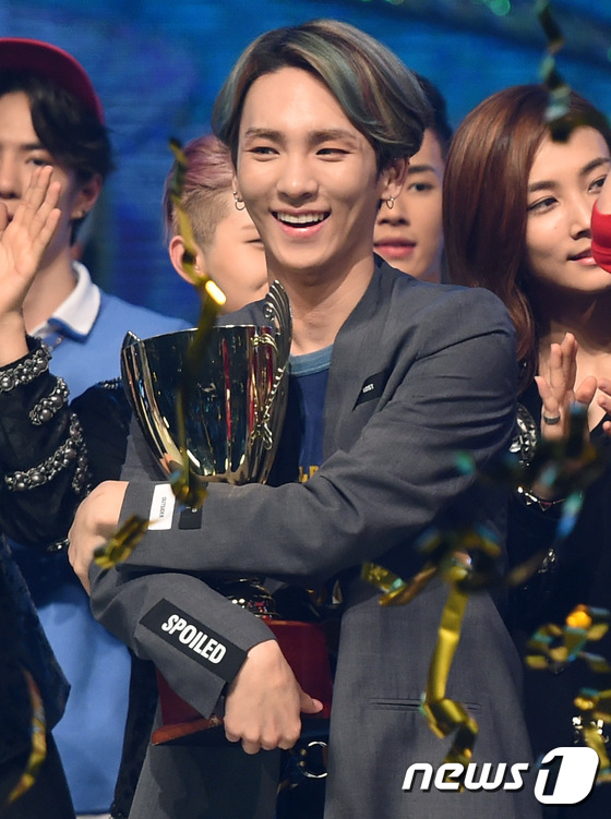 shinee獲《冠軍秀》第一位 泰民手拿獎(jiǎng)杯喜笑顏開(kāi)【組圖】