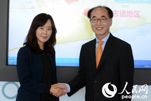 韓國黃海經(jīng)濟(jì)自由區(qū)廳廳長全泰憲（右）