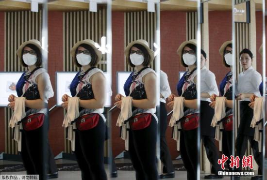 當(dāng)?shù)貢r(shí)間2015年6月8日，韓國首爾，游客戴口罩防止感染中東呼吸綜合征(MERS)。韓國保健福祉部8日通報(bào)，韓國新增23例中東呼吸綜合征確診病例，確診患者增至87人。至此，韓國MERS病例數(shù)僅少于沙特，列世界第二。  
