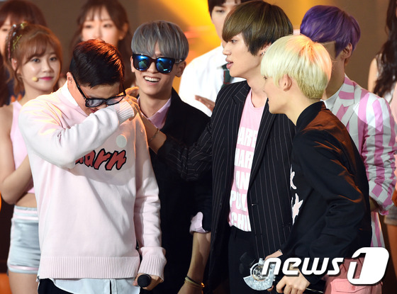 teentop奪《The Show》冠軍 SISTAR勁歌熱舞蔡妍性感復(fù)出【組圖】