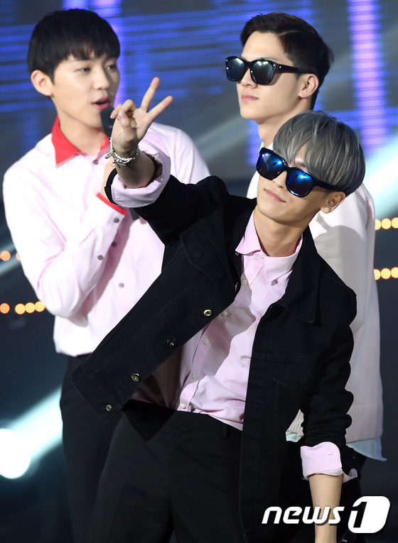teentop奪《The Show》冠軍 SISTAR勁歌熱舞蔡妍性感復(fù)出【組圖】