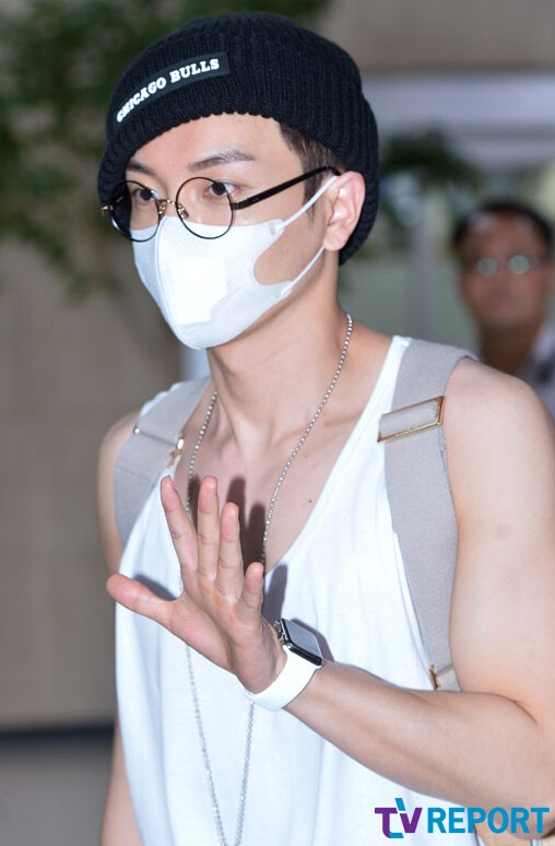 Super junior SHINee現(xiàn)身機(jī)場 銀赫東海口罩遮面顯疲憊【組圖】